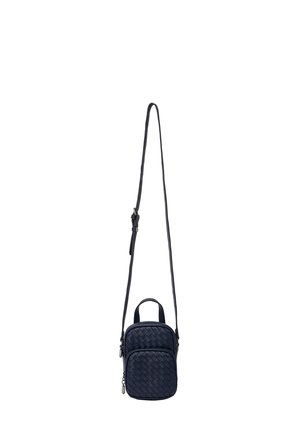 Marinevævet læder crossbody taske med justerbar rem, to lynlåslommer og topgreb. Kompakt rektangulær form, struktureret overflade.