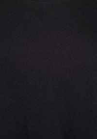 Sort bomulds T-shirt med rund hals. Stoffet ser glat ud og har en ensartet struktur uden mønstre eller accenter.