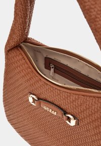 Borsa a tracolla intrecciata marrone con chiusura a zip, dotata di una placca con logo, hardware dorato e interno foderato con una tasca a zip.