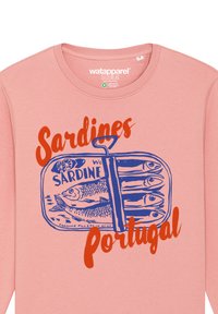 Rosa Baumwollpullover mit grafischem Aufdruck einer blauen Sardinendose und dem Text "Sardinen" und "Portugal" in Rot, der Fische im Vintage-Stil darstellt.