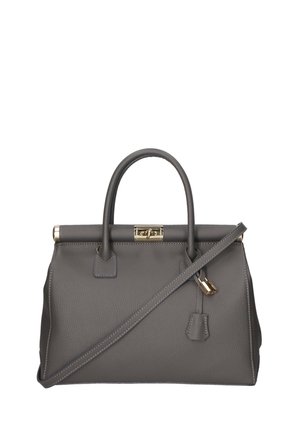 Sac à main en cuir gris avec deux poignées, une longue bandoulière, une fermeture dorée et une étiquette en cuir assortie sur fond blanc.