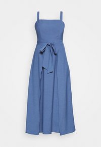 Vestido midi sin mangas azul con escote cuadrado y cinturón atado en la cintura, que presenta una falda de estilo envolvente.