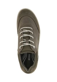 Braune Leder- und Textilsneaker mit abgerundetem Zehenbereich, weißen Schnürsenkeln und einem gemusterten Innensohle, die dezente Nähte aufweist.