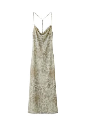 Vestido largo beige tipo lencero con tirantes finos y sutil estampado de cebra, mostrado sobre un fondo blanco.