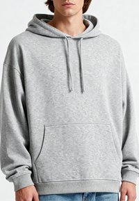 Felpa grigia in cotone con tasca frontale, cappuccio regolabile con cordino e polsini e orlo a coste. Texture morbida con un design mélange.