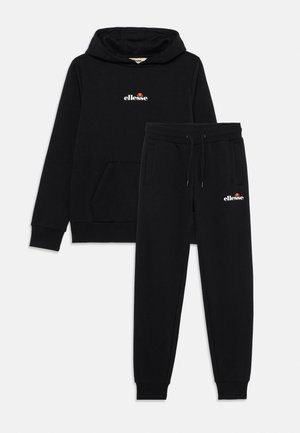 Zwarte hoodie en sweatpants set. Hoodie heeft een voorzak en een logo op de borst; de broek heeft een elastische tailleband en zijzakken. Zachte katoenmix.