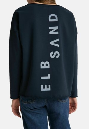 Dunkelblaues Sweatshirt mit weitem Ausschnitt und langen Ärmeln, mit dem Text "ELB SAND" in großen hellgrauen Buchstaben auf dem Rücken.