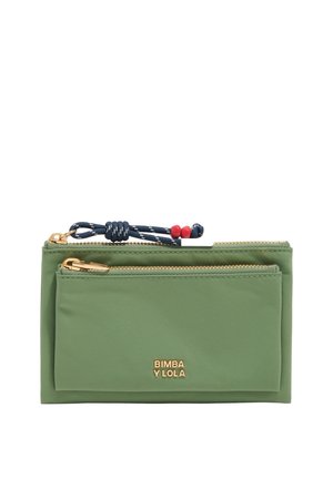 Bolsa verde con cremallera dorada, tirador de cordón azul marino con cuentas rojas y el logo de "Bimba y Lola" en letras doradas.