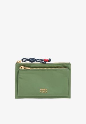 Bolsa verde con cremallera dorada, tirador de cordón azul marino con cuentas rojas y el logo de "Bimba y Lola" en letras doradas.