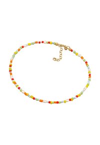 Collar colorido de cuentas con pequeñas cuentas redondas y cuadradas en rojo, amarillo, azul, verde y naranja, complementado por acentos de perlas blancas y herrajes dorados.