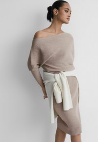 Reiss Svetríkové šaty - neutral