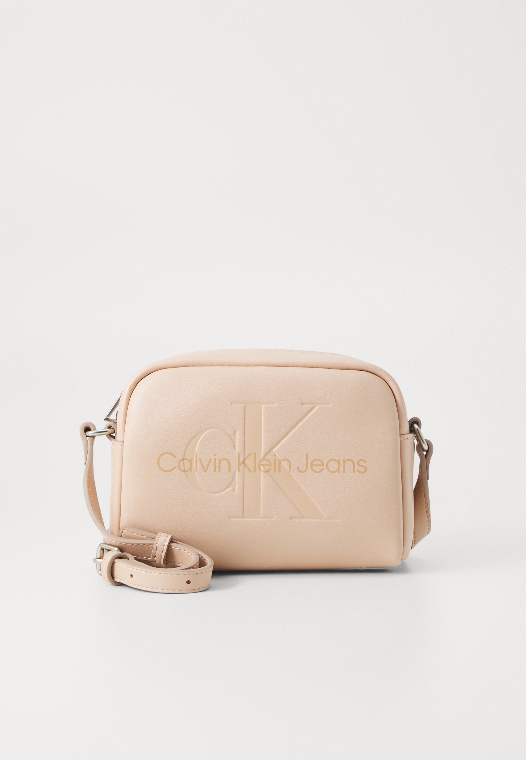 Calvin Klein Jeans SCULPTED CAMERA BAG MONO Bandolera rose