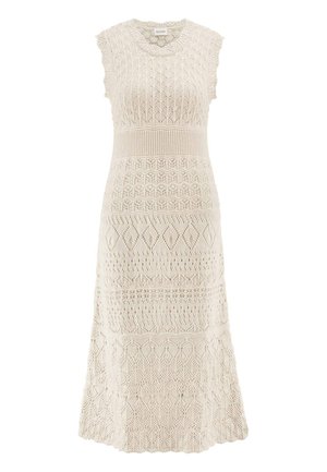 Mouwloze roomkleurige gebreide midi-jurk met ingewikkelde kantpatronen, een getailleerde taille en gegolfde randen langs de zoom en armsgaten.