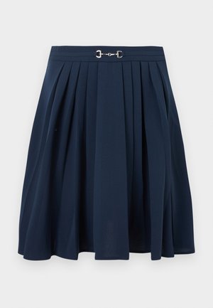 Ναυτικό μπλε πλισέ φούστα με ασημένια λεπτομέρεια αλόγου στη μέση, μήκος μέχρι το γόνατο με δομημένες πτυχώσεις.