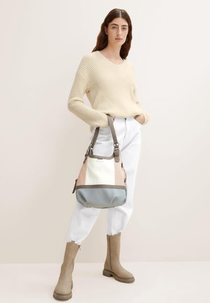 Borsa a tracolla con un design multicolore: sezioni crema, rosa soffice e grigio. Realizzata in pelle liscia con fondo arrotondato e tracolla regolabile.