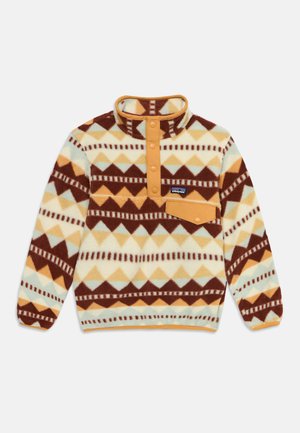 Pullover in pile con motivi geometrici marroni, gialli e crema, bottoni a pressione sul petto e una piccola tasca sul lato sinistro.