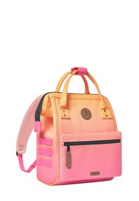Rugzak met een verloop van oranje naar roze stof, dubbele bovenhandvatten, zijnet en een voorzak met rits. Beschikt over een rond logo en stevige schouderbanden.