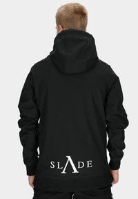 Felpa nera con cappuccio caratterizzata da un logo bianco con la scritta "SLADE" sul retro, realizzata in un tessuto leggero e liscio con polsini a coste.