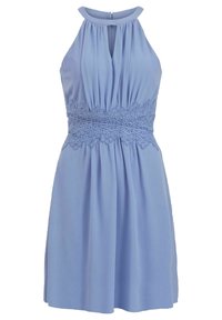 Robe bleu clair avec un col licou, un corsage plissé et une ceinture en dentelle. Présente une ouverture en forme de trou de serrure à l'avant et une texture lisse.