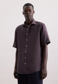 Korte mouwen, knoopshirt van donkerpaarse linnen, met een kraag en witte knopen, met een iets relaxte pasvorm en een soepele textuur.