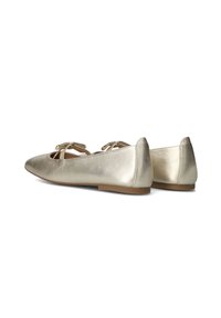 Gouden metallic balletschoen met een spitse neus en ronde hak. Kenmerkt zich door stoffen strikken aan de voorkant en een gladde, glanzende afwerking.