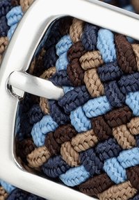 Spleciony, wielokolorowy pasek w odcieniach niebieskiego, brązowego i beżowego, z błyszczącą, srebrną klamrą metalową. Teksturowany, pleciony wzór.