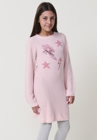 Abito rosa lavorato a maglia con maniche lunghe, caratterizzato da un motivo di fulmini e stelle in paillettes. Texture morbida e silhouette leggermente oversize.