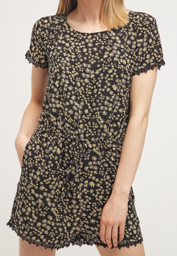 Czarny kombinezon w kwiaty z małymi żółtymi i białymi wzorami, krótkimi rękawami, elastycznym pasem i koronkowym wykończeniem na rękawach oraz u dołu.