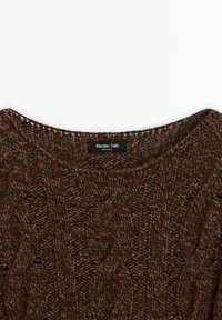Maglione in maglia cable color marrone con scollatura ampia e arrotondata. Etichetta che riporta "Massimo Dutti." La texture del materiale è morbida, con motivi intricati.