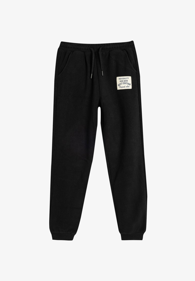 Zwarte sweatpants met een trekkoord in de taille, zijzakken en een fikkende patch met tekst op de linker dij; gemaakt van zachte, gestructureerde stof.