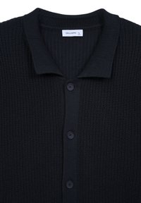 Cardigan nero lavorato a maglia con colletto, sei bottoni e texture a costine. L'etichetta mostra il marchio "CALLIOPE" e la taglia "L."