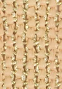 Tessuto beige intrecciato caratterizzato da gruppi testurizzati e accenti metallici d'oro disposti in un motivo strutturato, morbido con una leggera lucentezza.