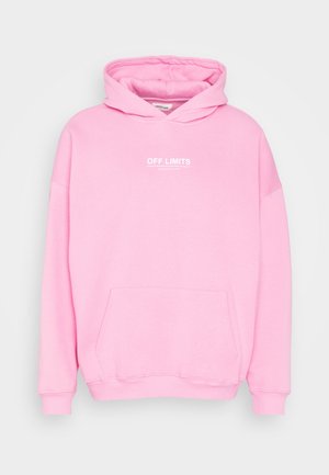 Sweat à capuche rose avec poche avant et texte blanc « OFF LIMITS » centré sur la poitrine, présenté sur un fond clair uni.