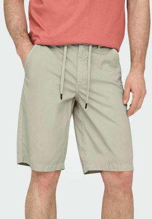 Pantalones cortos de color gris claro, fabricados en una tela suave, con cinturilla elástica y cordón, y bolsillos laterales. Diseño casual a la altura de la rodilla.