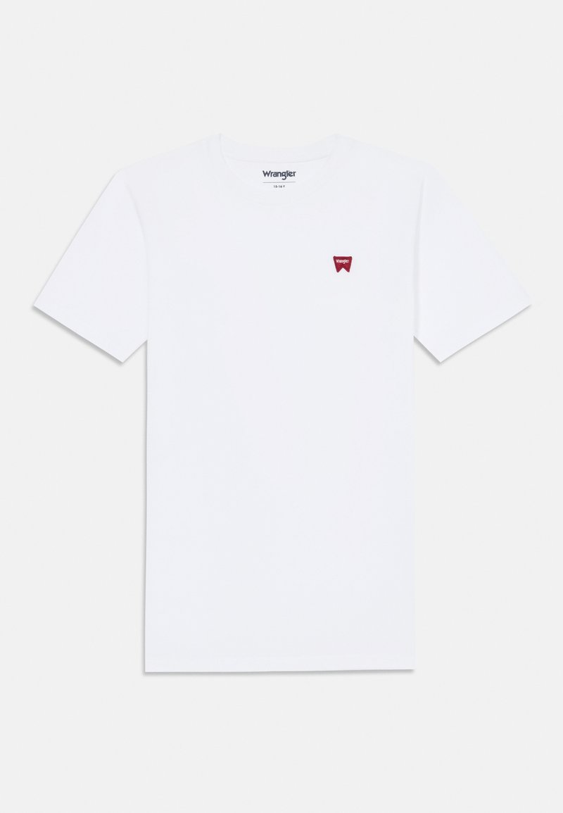 Bílý bavlněný tričko s krátkými rukávy, kulatým výstřihem a malou červenou nášivkou s logem Wrangler na levé straně hrudi.