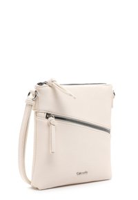 Petit sac bandoulière blanc en cuir avec poche zippée diagonale à l'avant, sangle réglable et plaque logo argentée.