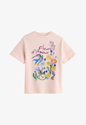 Tricou roz deschis cu design floral colorat, o pasăre albastră, un fluture și textul "Fleurs d’Amour" în scris de mână mov.