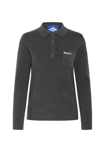Tumši pelēks garo piedurknēm polo krekls, izgatavots no ribota auduma, ar trīs pogu aizdari un kreisajā krūtī esošu kabatu ar izšūtu "BALL."