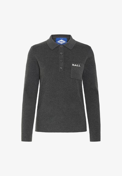 Tumši pelēks garo piedurknēm polo krekls, izgatavots no ribota auduma, ar trīs pogu aizdari un kreisajā krūtī esošu kabatu ar izšūtu "BALL."