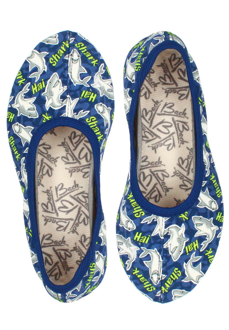 Blaue Stoff-Slipper mit einem Haifischmuster, mit grünem Text "Shark" und "Hai." Glatte Textur und elastischer Rand für Komfort.