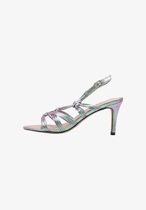 Sandale à talons aiguilles métalliques argent et rose avec des lanières entrecroisées et une fermeture à boucle. Texture lisse, design à bout ouvert et talon élancé.