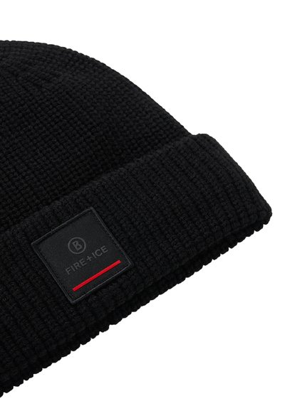 Berretto in maglia nera con un motivo testurizzato, caratterizzato da un'etichetta nera rettangolare con "FIRE+ICE" e una striscia di accento rossa.