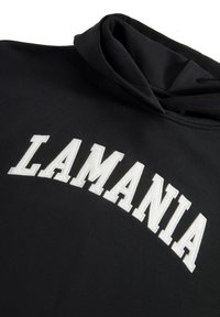 Czarna bluza z kapturem z białymi blokowymi literami LAMANIA na piersi i złożonym kapturem na górze.