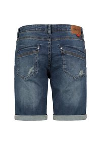 Donzen shorts in donkerblauw met een versleten look, voorzien van opgerolde boorden en twee achterzakken met metalen accenten. Leren merkembleem.