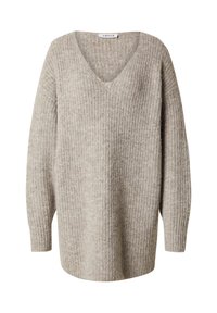 Helles graues Strickpullover mit V-Ausschnitt, langen Ärmeln und lockerer Passform. Die Textur weist ein geripptes Muster auf.