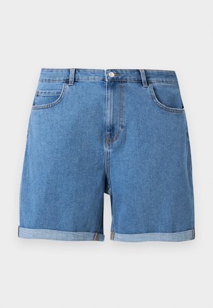 Short en denim bleu avec revers roulés, fermeture devant par boutons, passants de ceinture, poches latérales et poche monnaie sur fond uni.