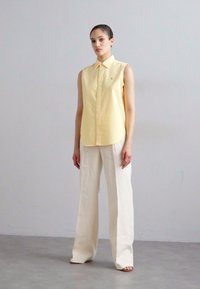 Polo Ralph Lauren CLASSIC FIT SLEEVELESS OXFORD SHIRT - Tops - yellow