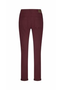 Bordeaux rechte broek met twee achterzakken en een omgeslagen zoom, van achteren weergegeven op een witte achtergrond.