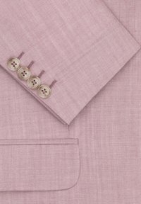 Jasnoróżowy lniany żakiet o teksturowanym wykończeniu, z czterema okrągłymi guzikami z kwiecistym wzorem przy rękawie oraz boczną kieszenią.