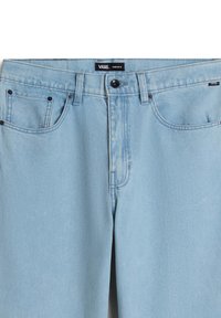 Jeans de denim azul claro con corte recto, cinco bolsillos y herrajes metálicos negros. Presenta áreas desgastadas para un aspecto usado.